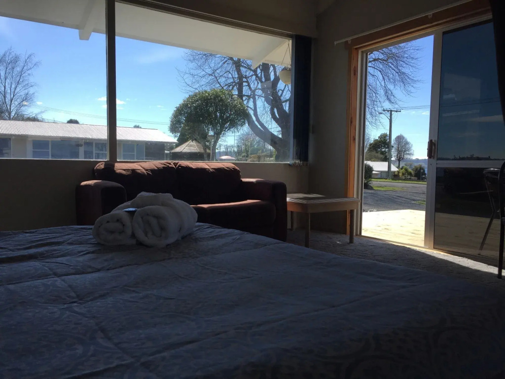 Jack & Dis Waiteti Lakefront Motel