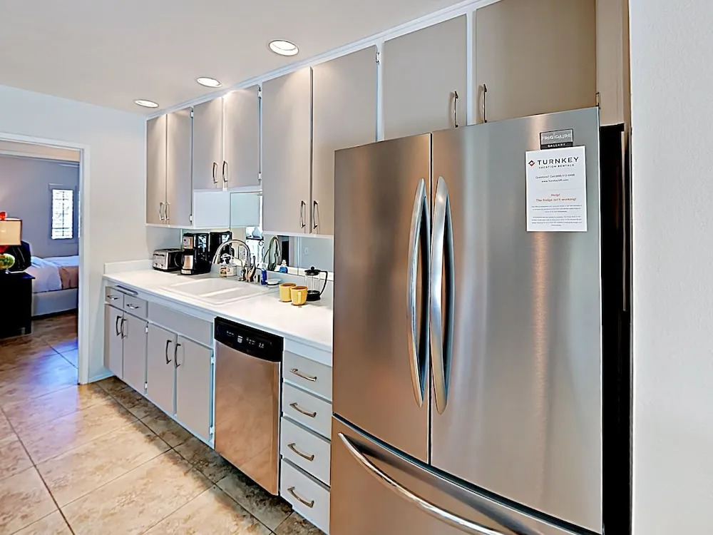 3br/2ba Oasis in Prime Locale W/ Large Pool & Hot Tub Home