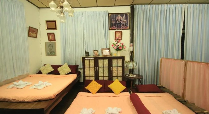Norachan Guesthouse - female only