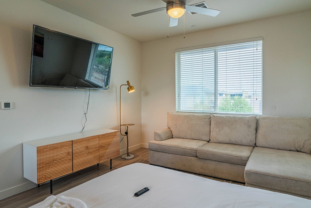 The Lotus Serene Stay with Pool-Gym-EV