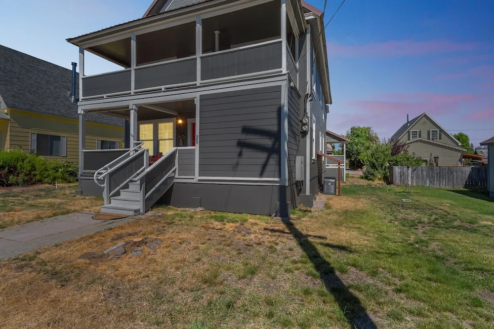 Charming Downtown Mccloud Retreat 2 Bedroom Home by RedAwning