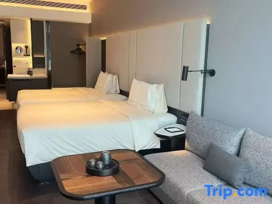 Zhuhai Jinwan Huafa Shangdu Aviation New City Atour Hotel