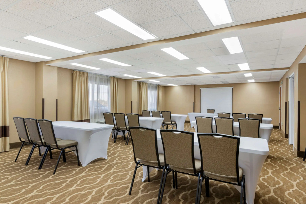 Comfort Inn & Suites - near Robins Air Force Base Main Gate