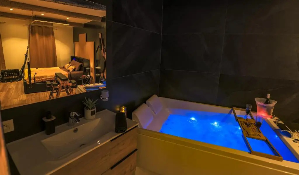 La loveroom bdsm grassoise "La chambre des désirs"