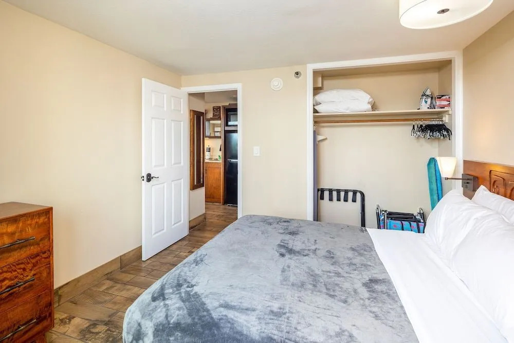Gorgeous One Bedroom Bamboo Blocks From the Beach by Redawning