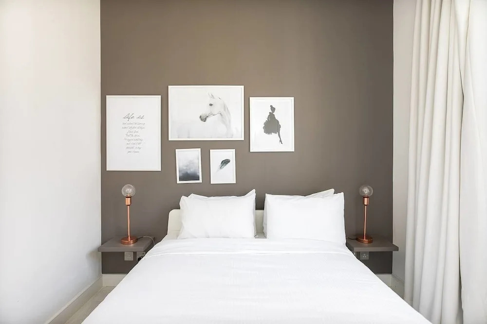 Stunning 2BR Home in West Kensington W/balcony