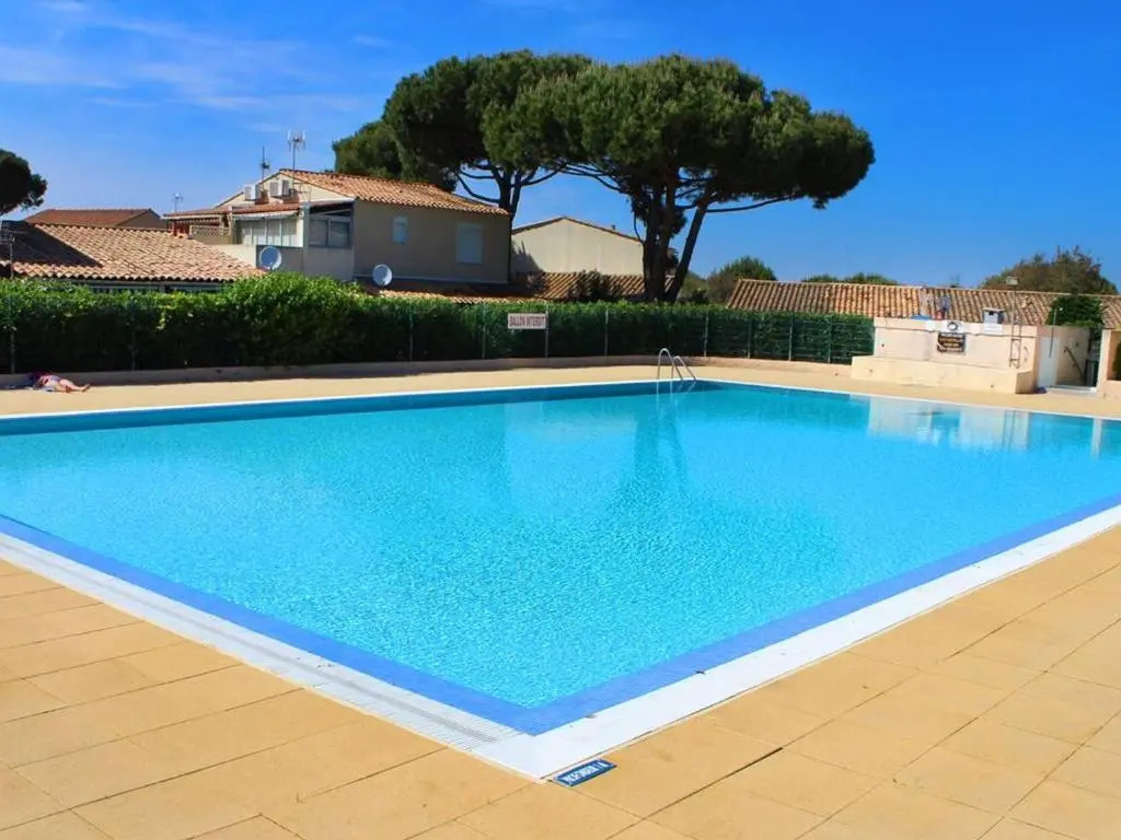 Villa mitoyenne T3 avec piscine et parking - FR-1-607-49