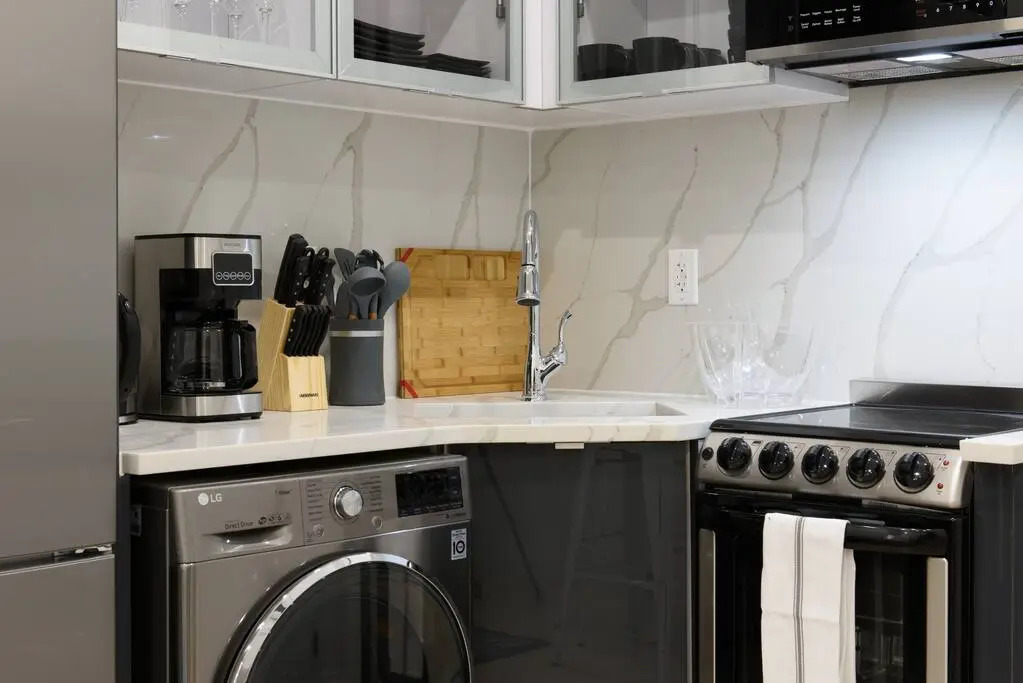 78-1b New 1BR Prime UES WD in Unit