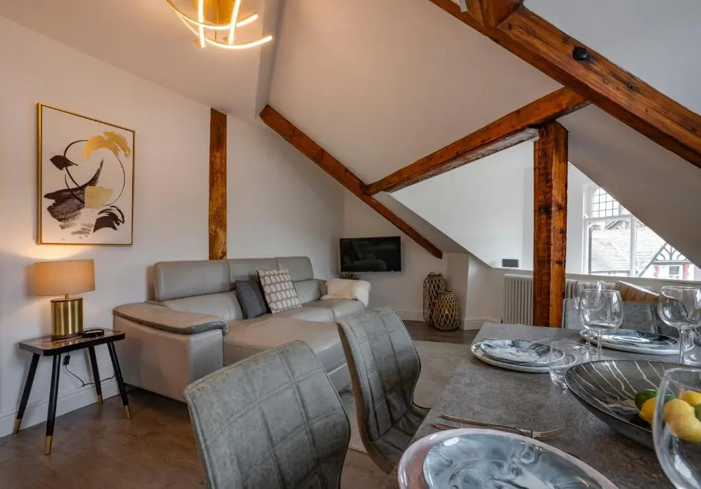 Oak Street Apartment