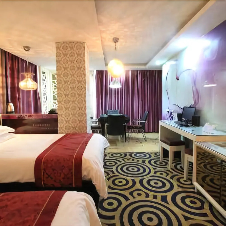 Colourful Season Hotel