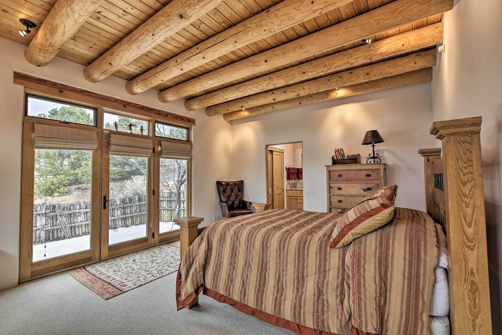 Adobe-style Home w/ Views < 5 Mi to Santa Fe Plaza