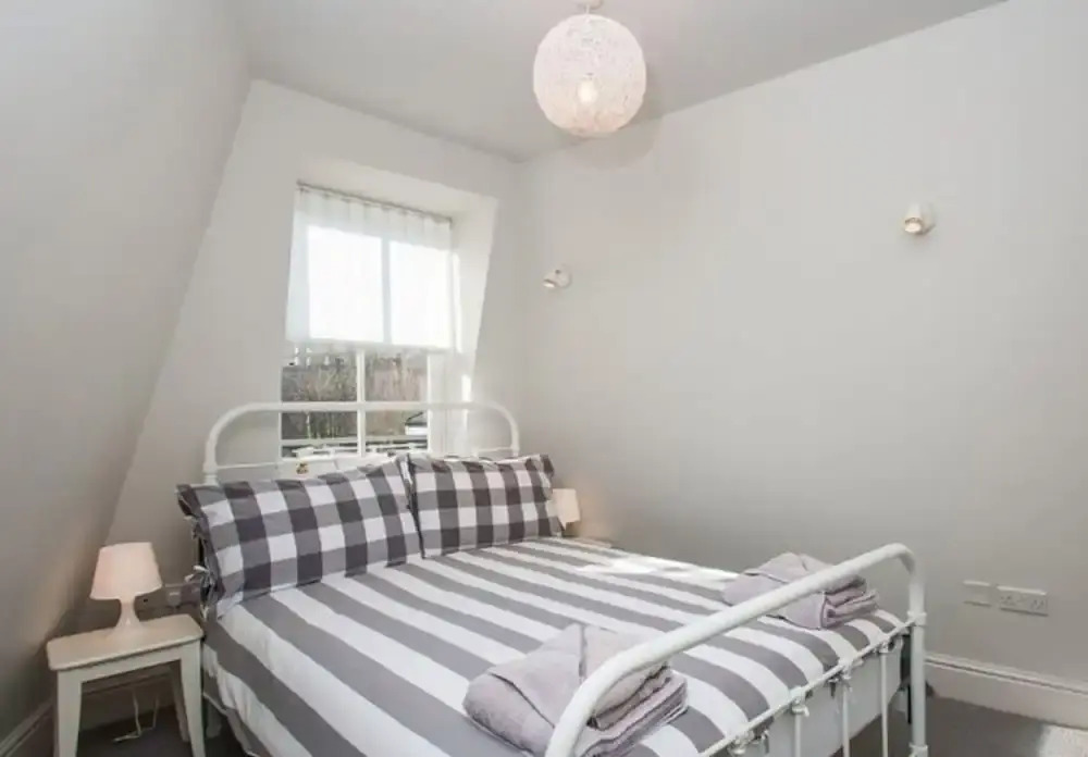 Central Quiet 2 Bedroom Townhouse With Office