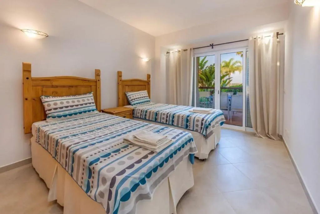 AT07 Superb 3-bedroom ground floor Apartment with Communal Pool in the heart of Alvor