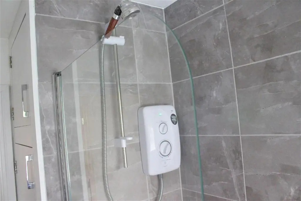 Near Hinckley Centre, sleeps up to 6, spacious ground floor apartments with secure parking