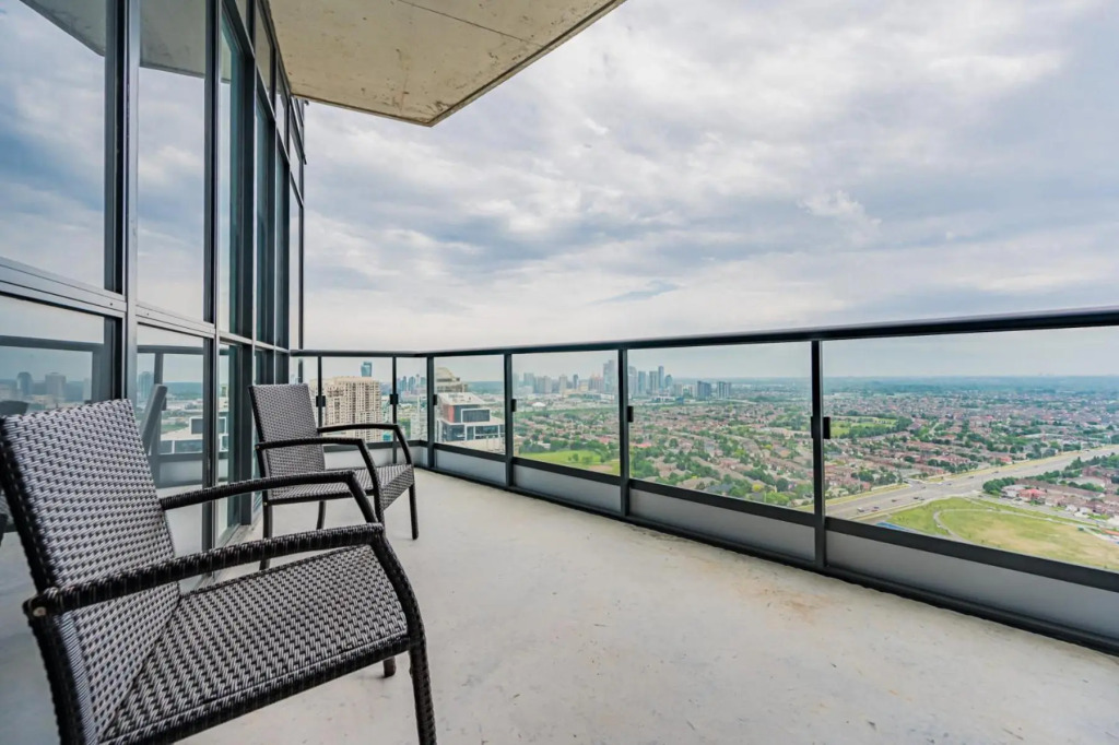 Amazing 3 Bed 4 Bath Penthouse with Roof Top Terrace close to Airport
