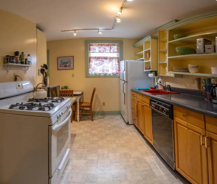 Clementines Guest House & Vacation Rentals