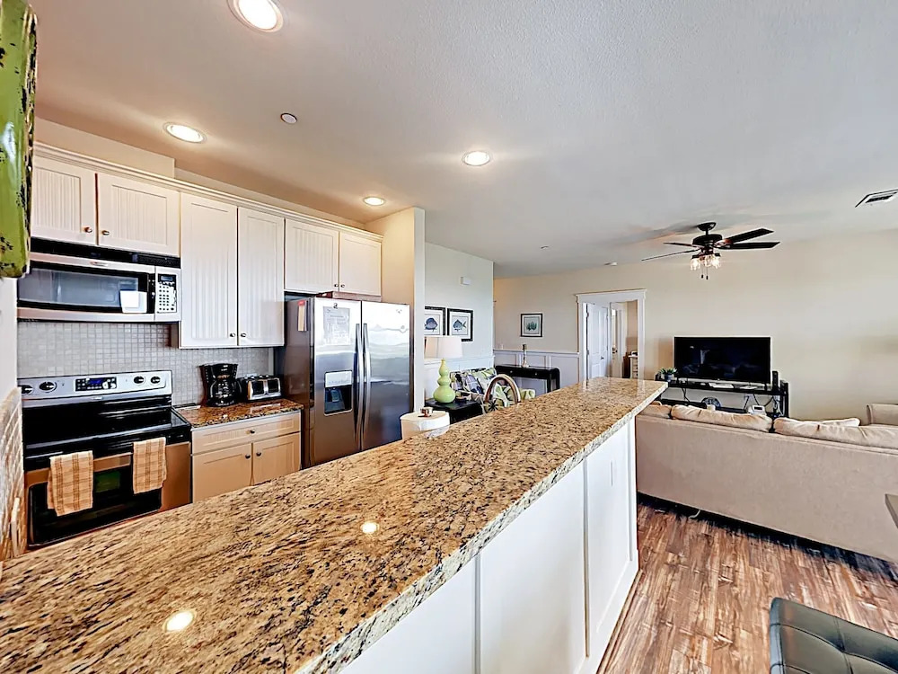 New Listing! Bay-view Gem W/ Pool, Hot Tub & Beach 2 Bedroom Condo