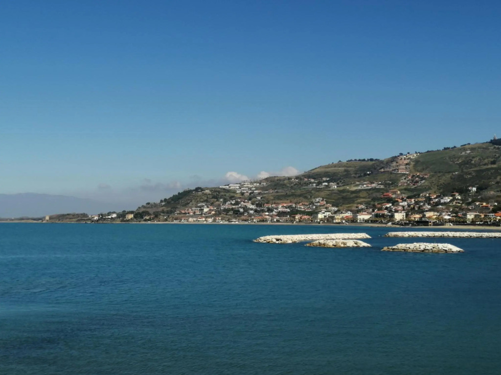Panoramic Apartment in Villa on The Beach, In Center