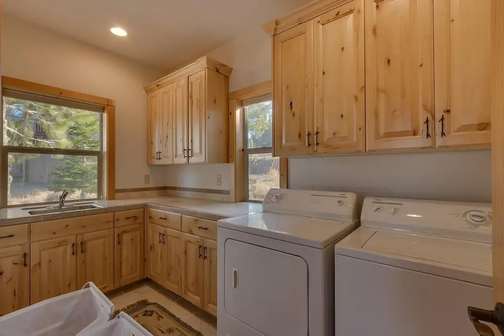 Tahoe Donner Pinnacle Loop Mountain 5 Bedroom Home by RedAwning