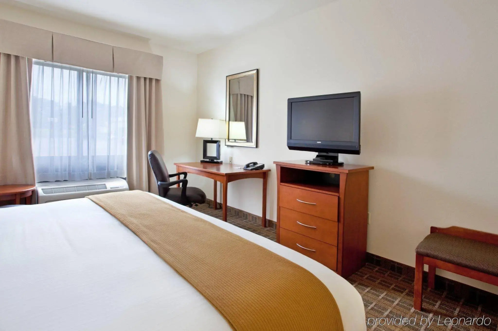 Holiday Inn Express & Suites - Hardeeville-Hilton Head by IHG