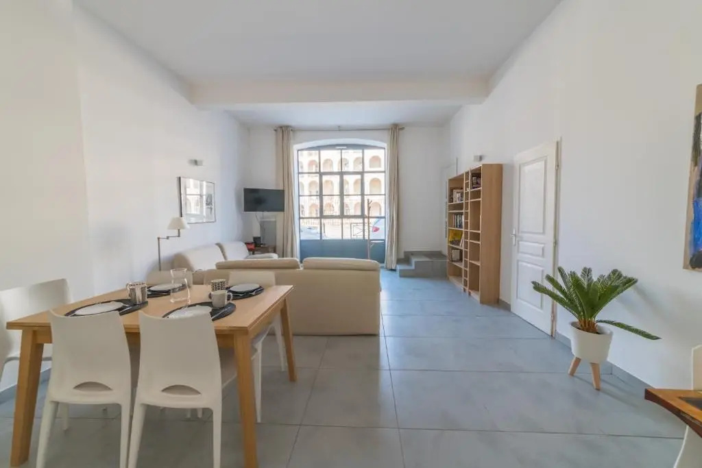 T3 Appartement HYPERCENTRE PROCHE COMMERCE- PARKING - 2 Chambres Wifi Gratuit