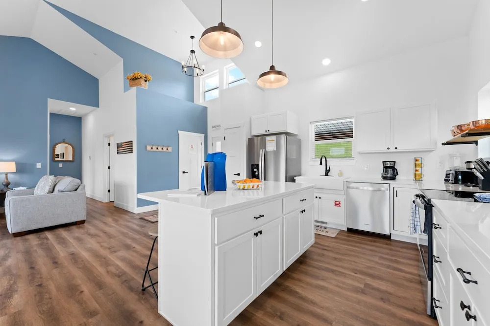 Majestic On Tablerock 5 Bedroom Home by RedAwning