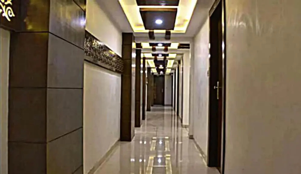 Hotel Amber Railway station