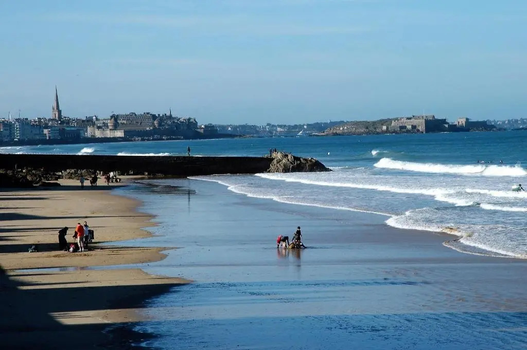 Les Grands Pins - plage du Val à 80 m - St Malo Rothéneuf