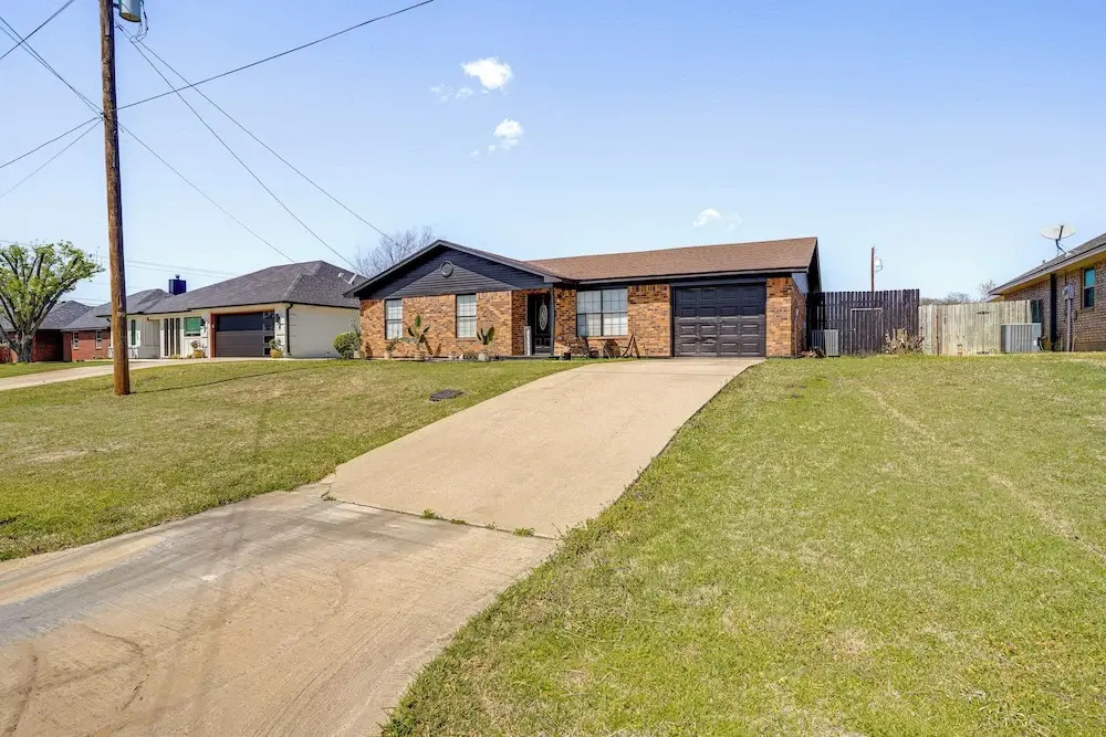 7 Mi to Lake Bridgeport: Home w/ Yard & Grill!