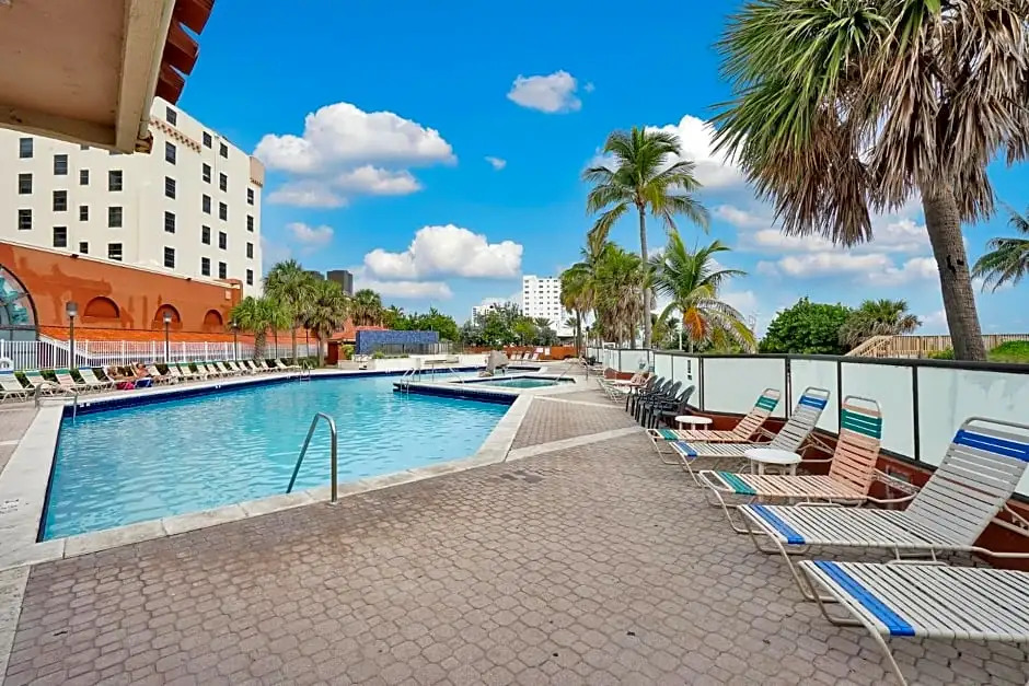 HB 414 - Beach Front suite at Hollywood Beach Resort - direct beach access Swimming Pool