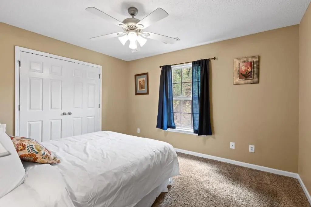 The Elmwood Farmhouse- 10 Mins to Downtown Chattanooga