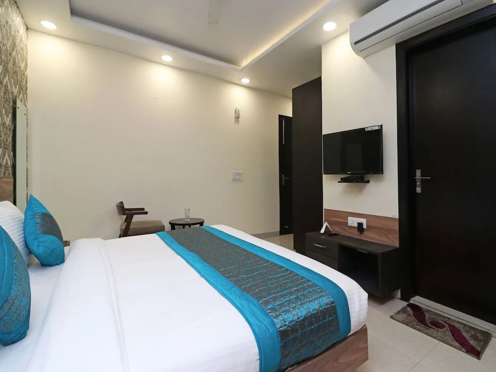 OYO 11611 Royal Palace Inn
