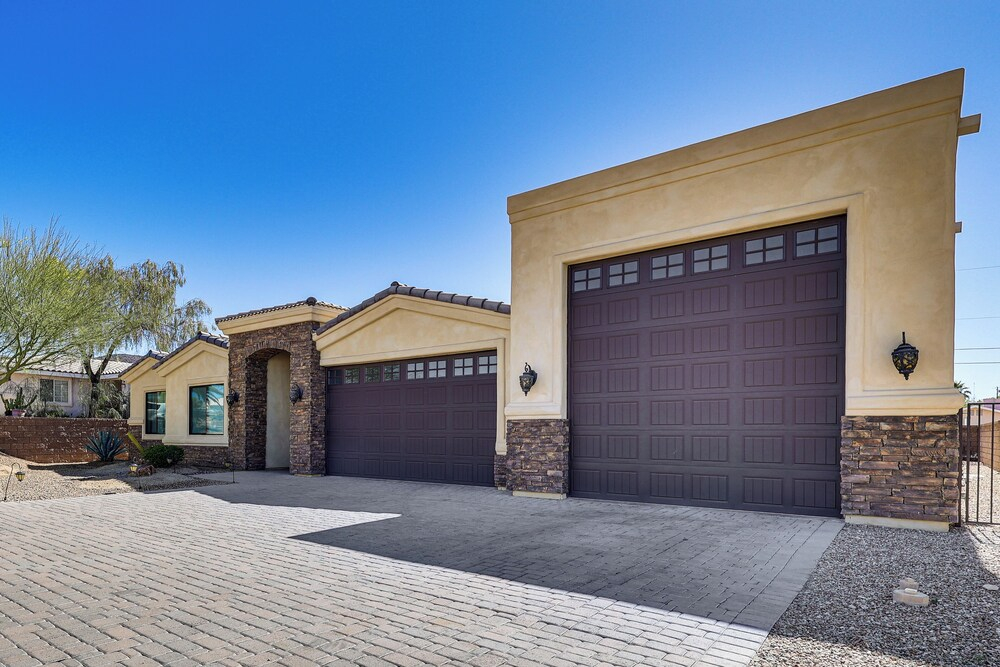 Pool & Hot Tub: Luxe Lake Havasu Home