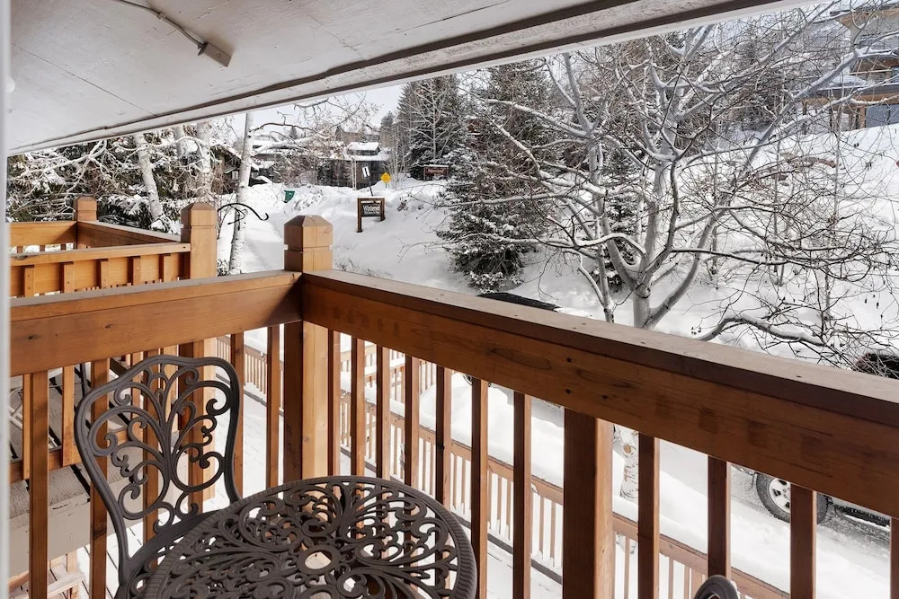 Winterset 8 pet Friendly 4 Bedroom Townhouse by RedAwning