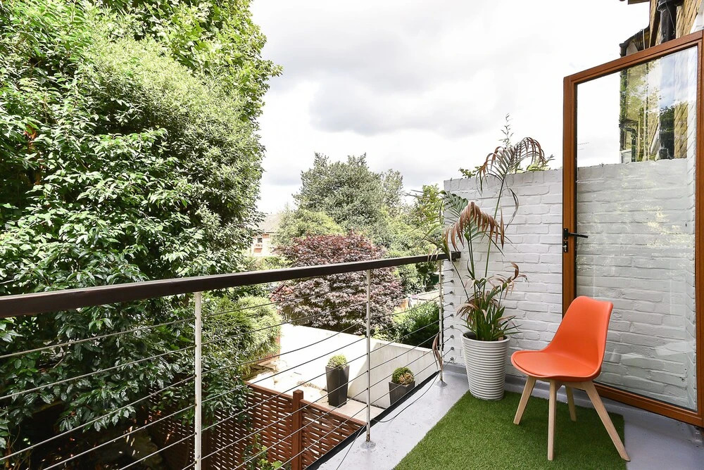 Large 4BR House in S.W. London - Sleeps 10!