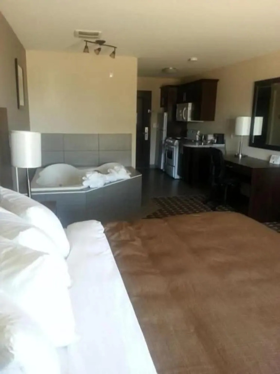 Stoughton Western Star Inn & Suites