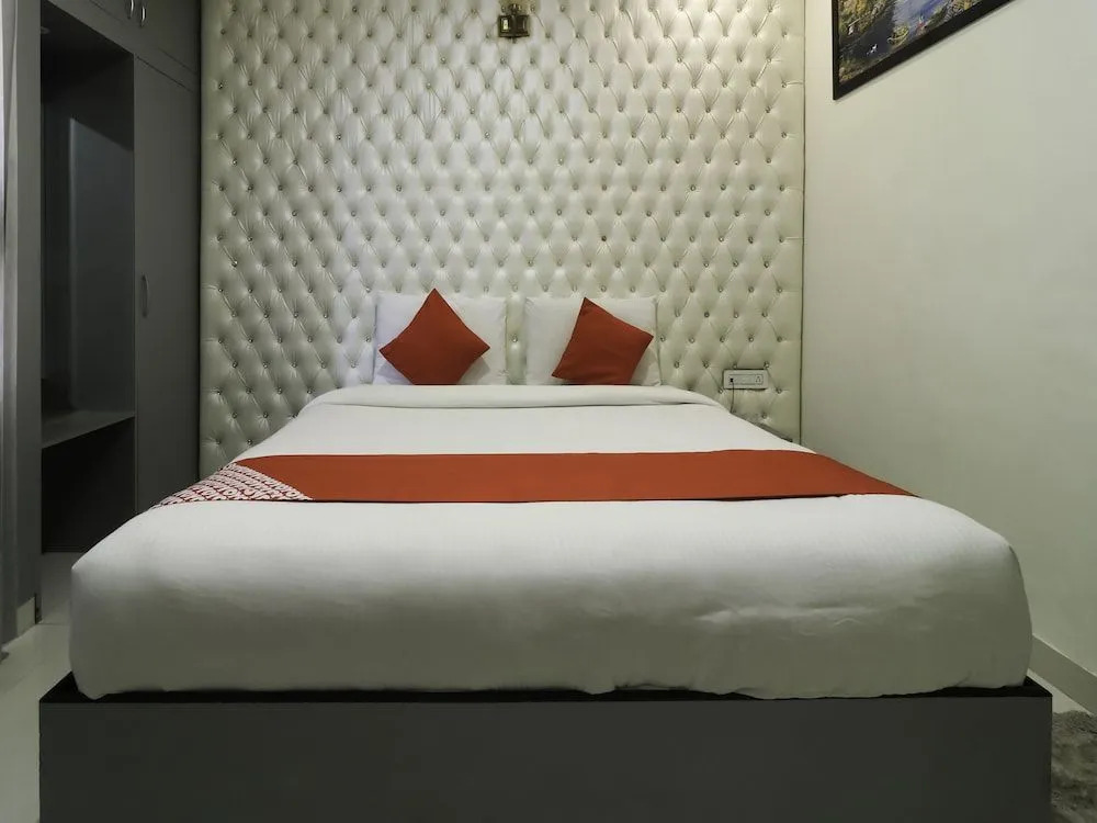 OYO 28722 The Prince Hotel