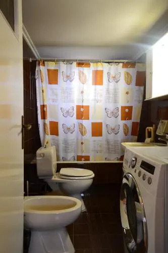 Unwind in a Spacious flat with Gardens near Beach