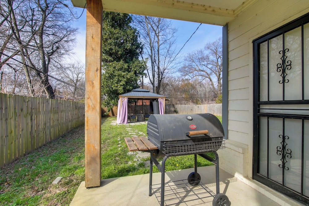 Walk to Live Music! Midtown Memphis Home w/ Yard