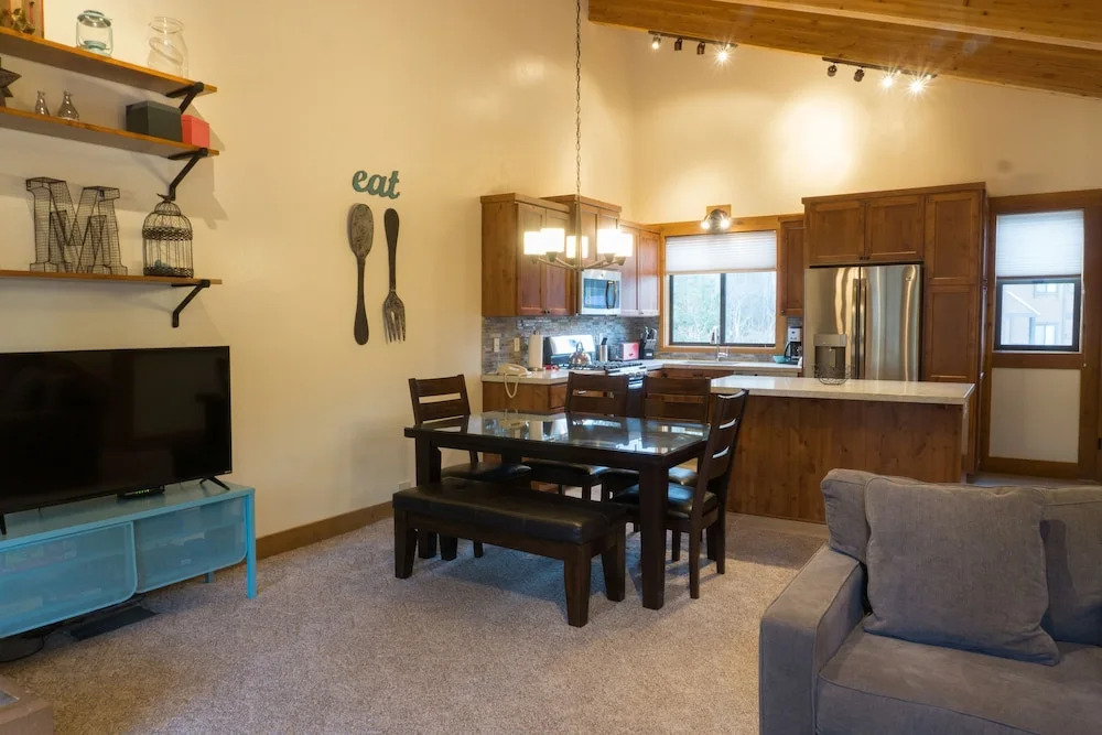 3048 Aspen Grove