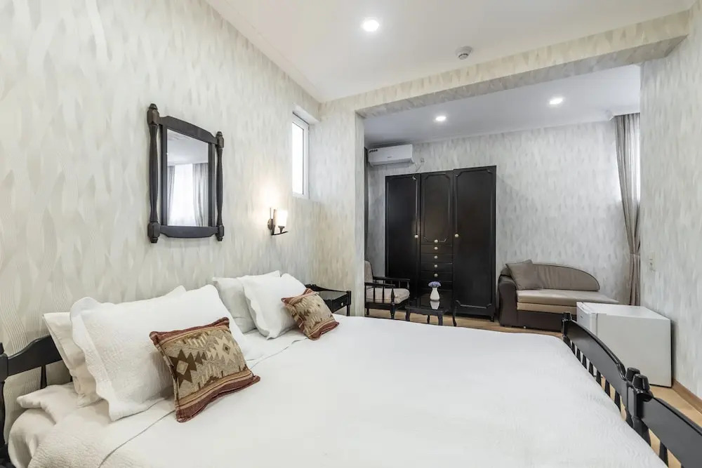 Q&B House