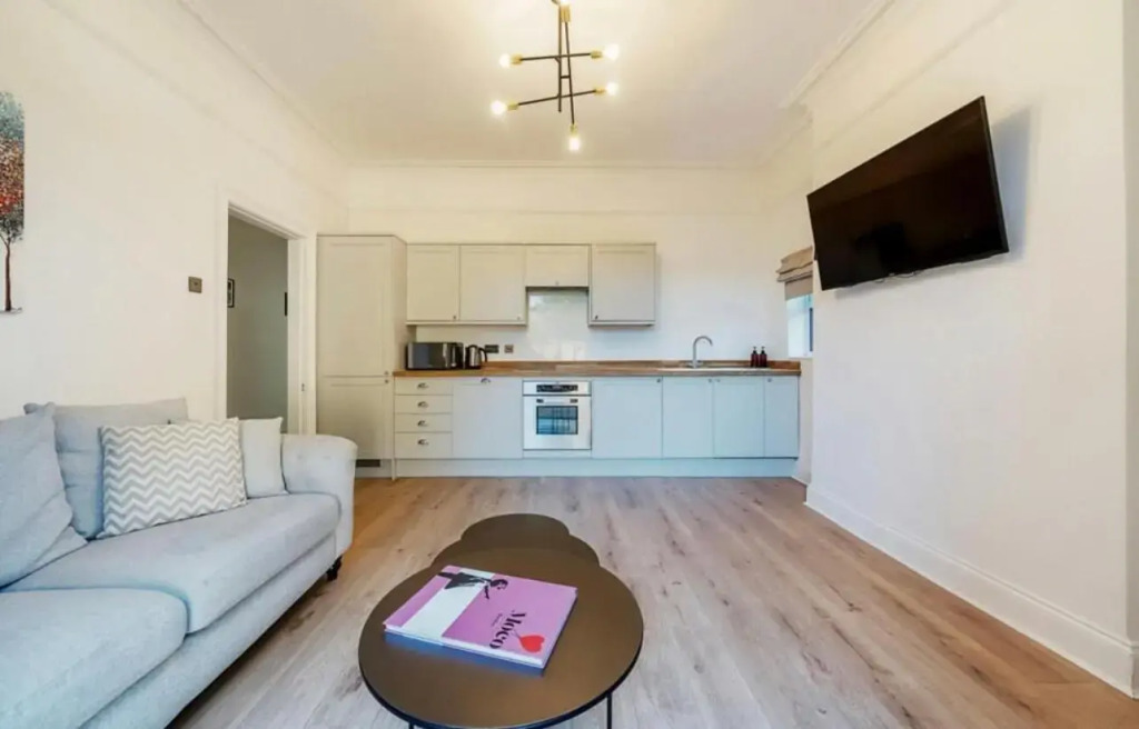 Entire Luxury apartment, 10mins from Cotswolds, Child friendly, Great Location & plenty of free parking nearby
