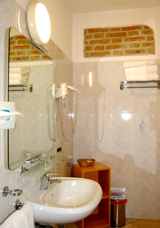Hotel Mantegna Stazione, MantegnaHotels