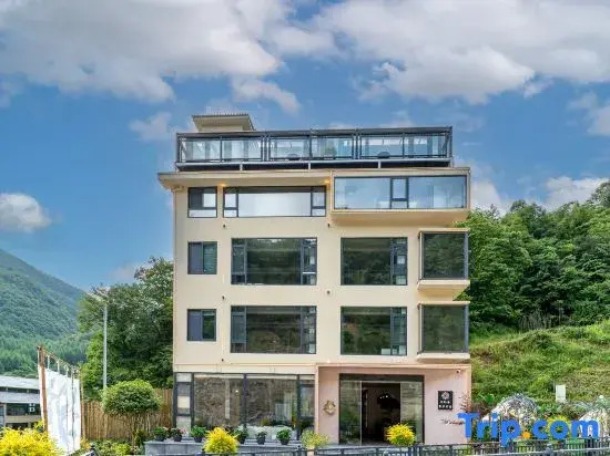 Floral Hotel ·  Yinglu Hotel(Shennongjia Dajiuhu Branch)