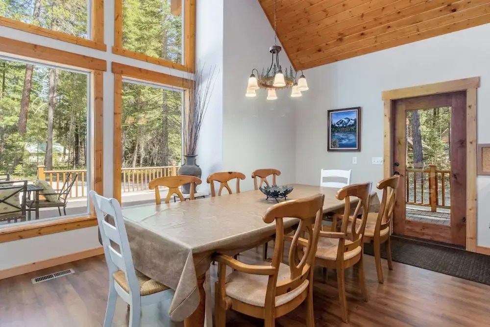 Getaway Moose 3 Bedroom Home by NW Comfy Cabins by RedAwning