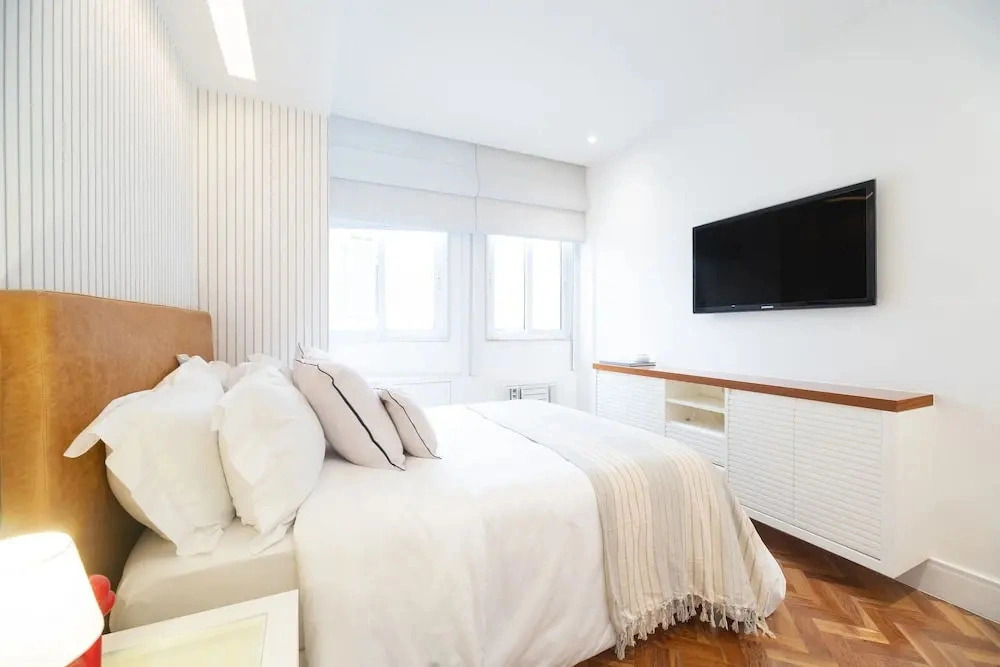 Leblon 2BR Apt 1 Min From the Beach - by Casape