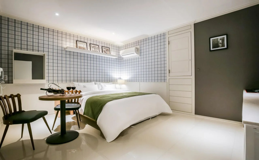 Yellow Hotel