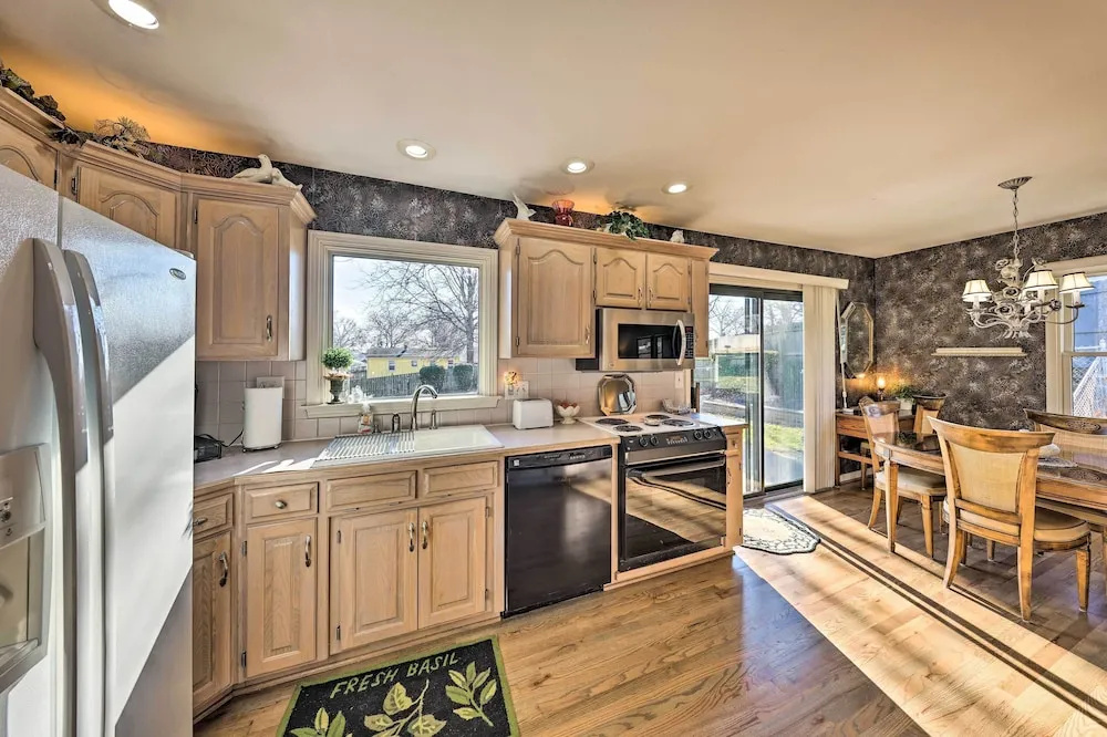 Cozy Kansas City Home w/ Yard - 9 Mi to Dtwn!