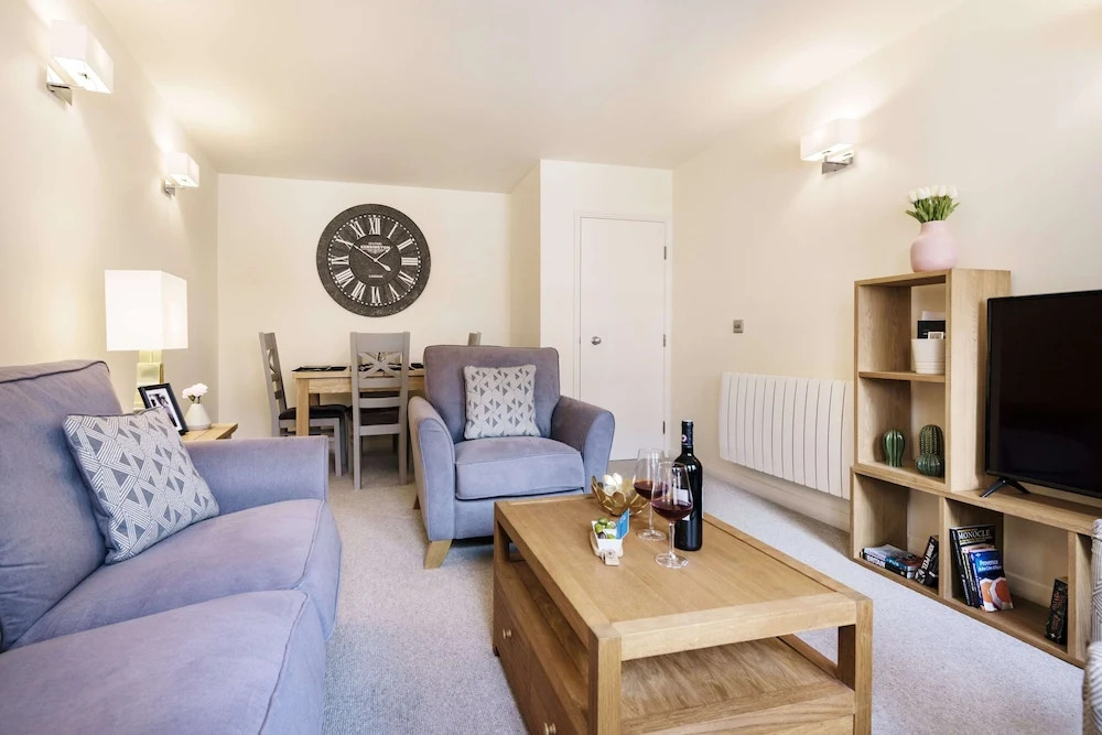 Bright Charing Cross Apartment