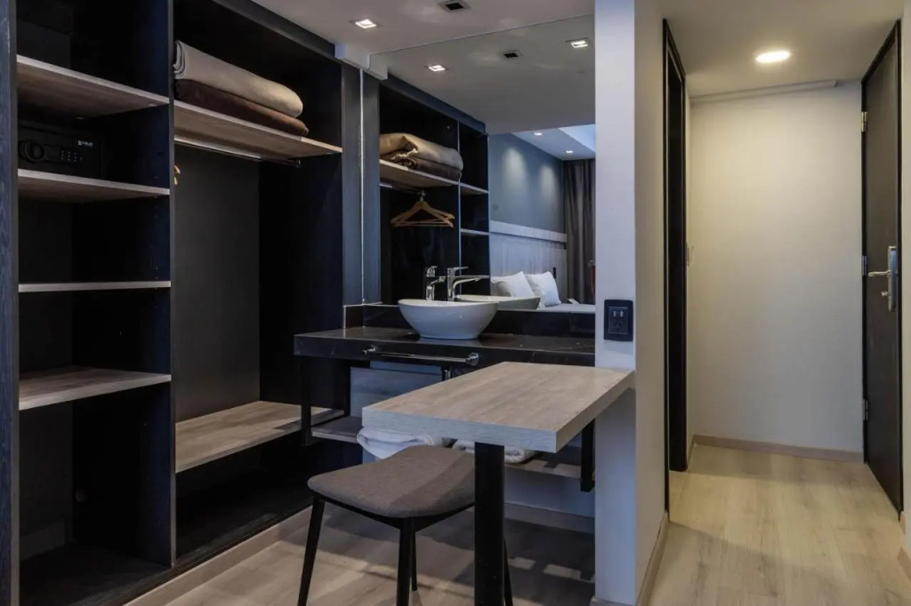 HOTEL M